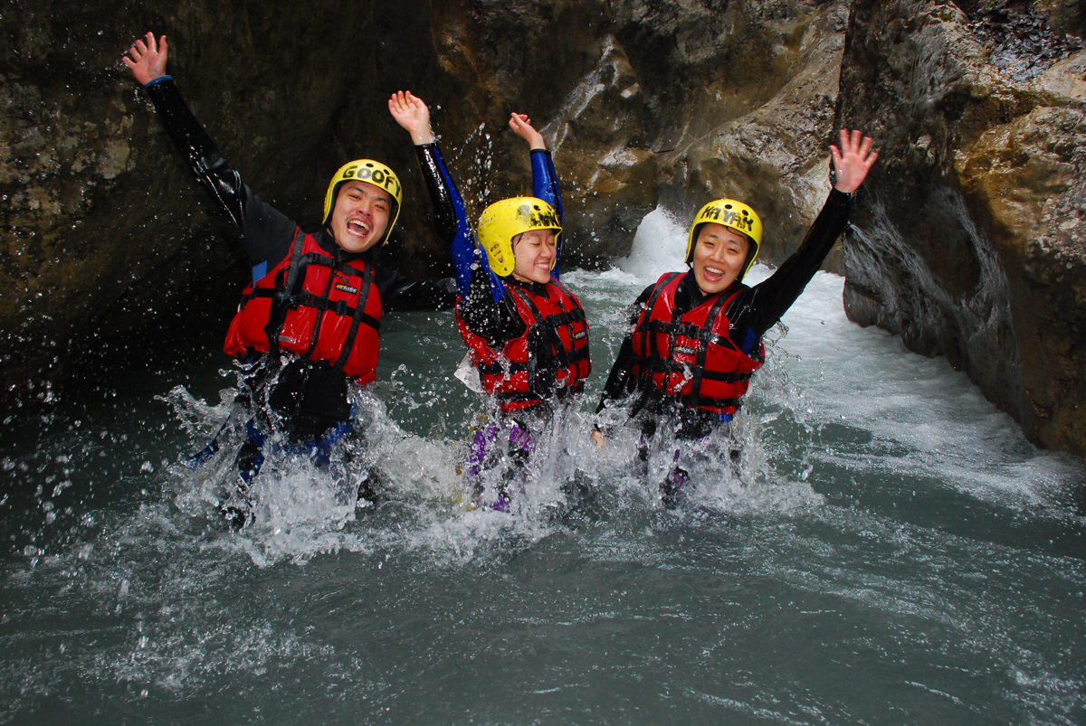 interlaken canyoning jumping