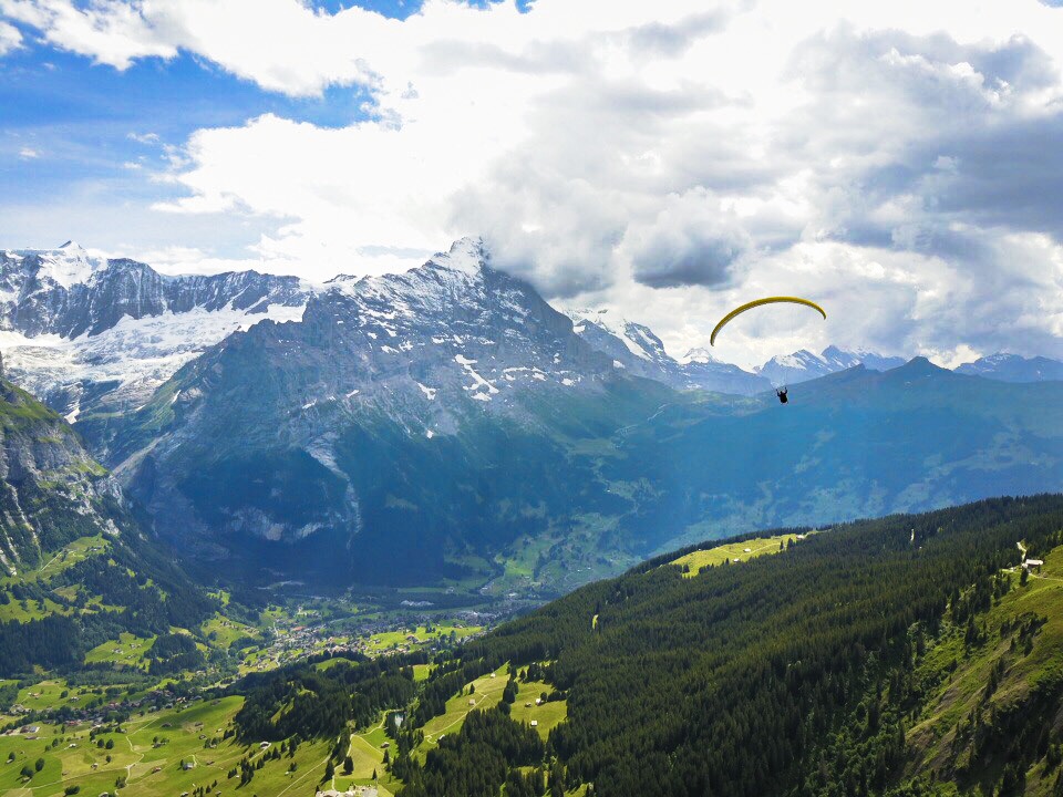 paragliding summer interlaken