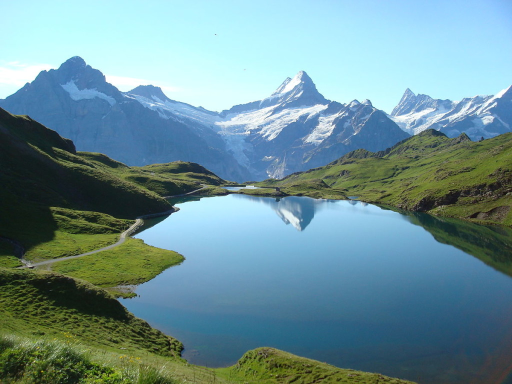 Hiking-interlaken-Bachalpsee_reflection