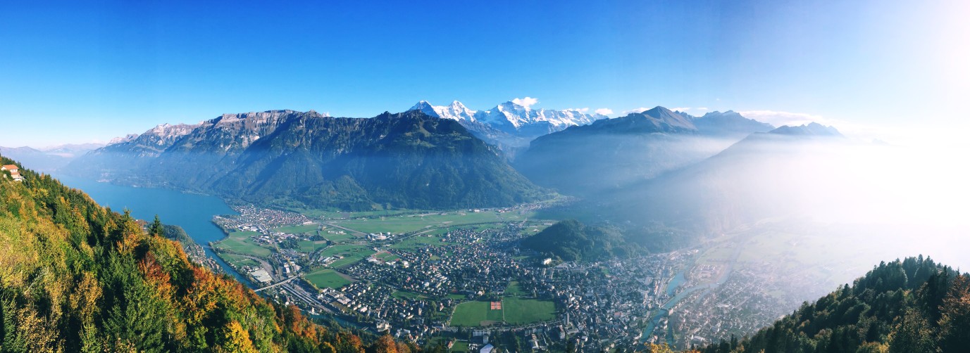 Blick auf Interlaken von der Wanderung Harderkulm