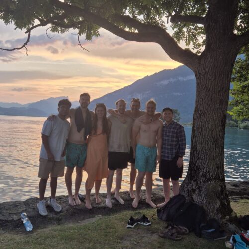 Schwimmen bei Sonnenuntergang in Interlaken