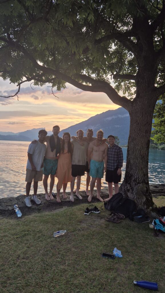 Schwimmen bei Sonnenuntergang in Interlaken