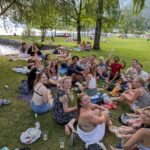 Sonnenuntergangswanderungen und Picknick in der Nähe des Sees