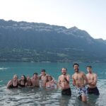 Sonnenuntergangswanderungen und Picknick in der Nähe des Sees